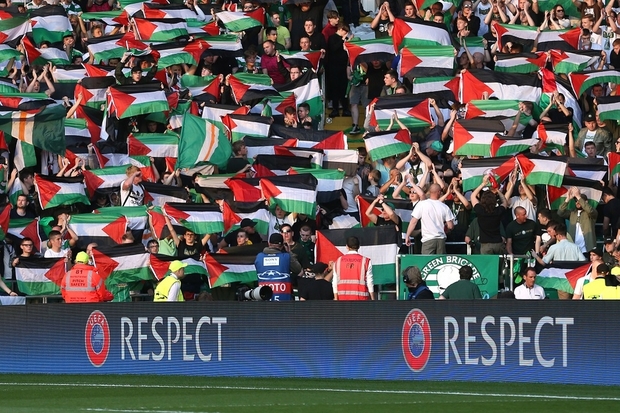 celtic_fans_palestine_flags